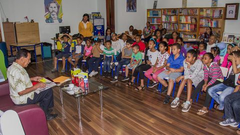 El destacado escritor dominicano Franklin Domínguez, explica a los niños la valentía que asumió el patricio Juan Pablo Duarte en la lucha por la Independencia de República Dominicana.